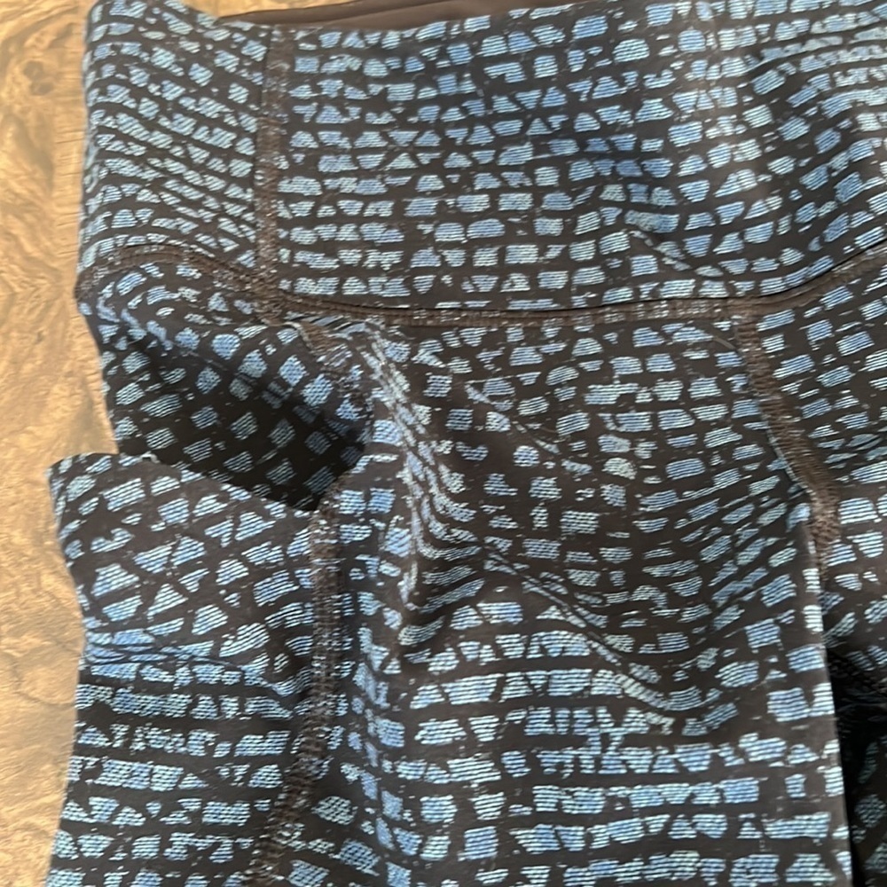 Lululemon Women's Shatter Weave
Mesh Pace Rival Crop Leggings Size 2 - Picture 11 of 12